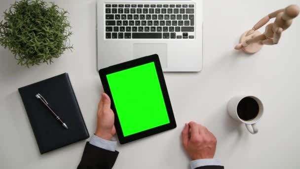 Un Mans mani che tengono un i-Pad con uno schermo verde — Video Stock