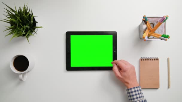 Een vinger schuiven op de groene Touchscreen — Stockvideo