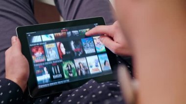Genç bir adam bir Tablet kapalı kullanma.