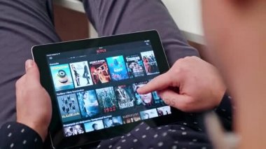 Genç bir adam bir Tablet kapalı kullanma.