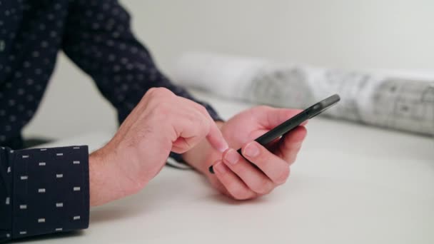 Un jeune homme utilisant un smartphone à l'intérieur — Video