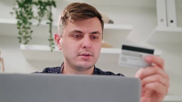 Een jonge Man met behulp van een Laptop binnenshuis — Stockvideo