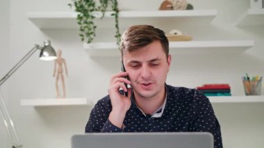 Mobil ofis konuşan bir genç adam