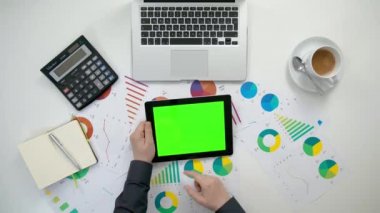Bir adamın bir i-Pad ile yeşil bir ekran Holding eller