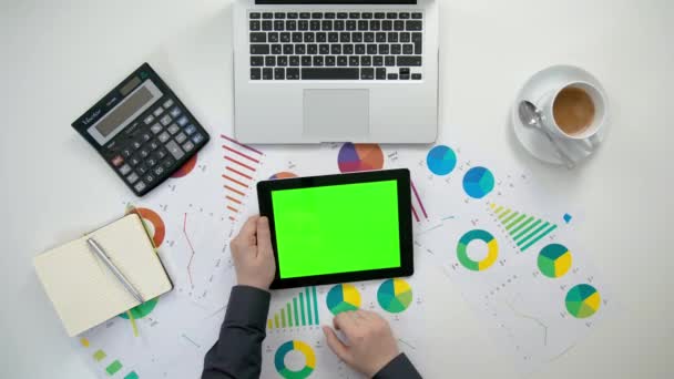 Un Mans mani che tengono un i-Pad con uno schermo verde — Video Stock