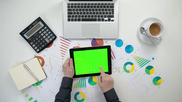 A Mans руки проведення i-Pad з зеленим екраном — стокове відео