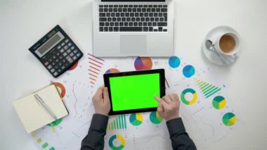 Bir adamın bir i-Pad ile yeşil bir ekran Holding eller