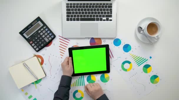 Manos de hombre sosteniendo un i-Pad con una pantalla verde — Vídeos de Stock