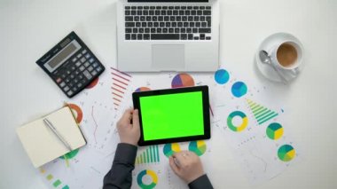 Bir adamın bir i-Pad ile yeşil bir ekran Holding eller