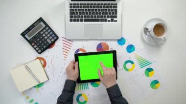 Bir adamın bir i-Pad ile yeşil bir ekran Holding eller