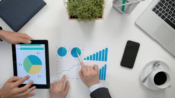 Geschäftsleute analysieren Diagramme — Stockvideo