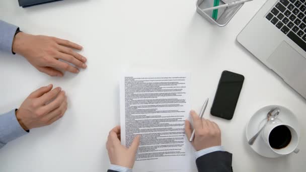 Hombres leyendo un documento — Vídeo de stock