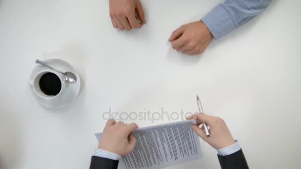 Mãos dos homens assinando um documento — Vídeo de Stock
