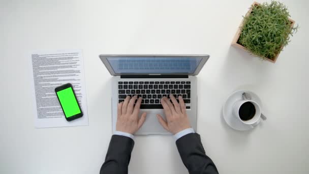 Männerhände arbeiten am Laptop — Stockvideo