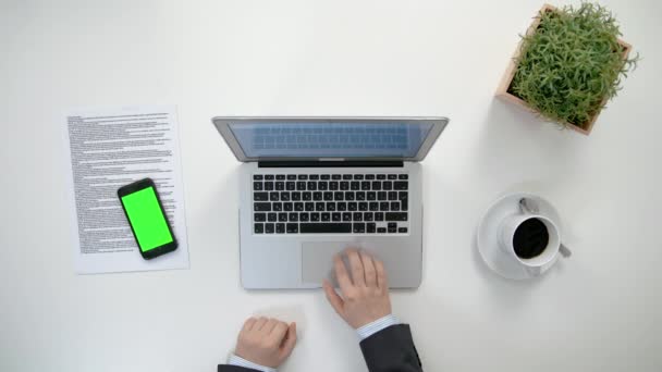 Mans rąk do pracy na laptopie — Wideo stockowe