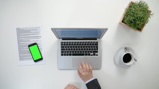 Mans rąk do pracy na laptopie — Wideo stockowe