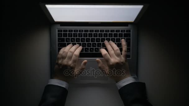 Manos de hombre trabajando en el ordenador portátil por la noche — Vídeos de Stock