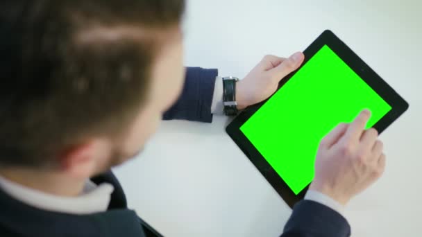 Um homem usando um iPad com uma tela verde — Vídeo de Stock