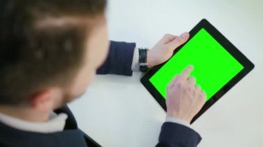 Bir adam kullanarak bir ipad ile yeşil perde
