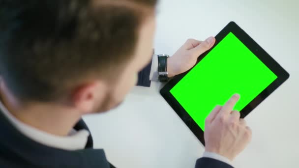 Um homem usando um iPad com uma tela verde — Vídeo de Stock