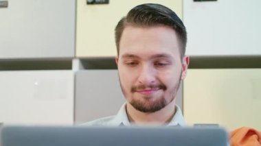 Genç mutlu bir adam kapalı