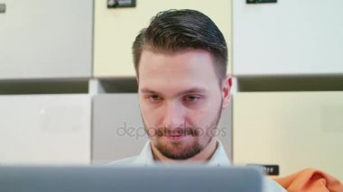 Genç mutlu bir adam kapalı