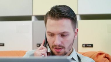 Cep telefonunuzda kapalı konuşmak bir kızgın delikanlı