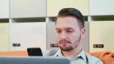 Cep telefonunuzda kapalı konuşan bir genç adam