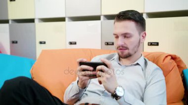 Adam akıllı telefon üzerinde kapalı oyun