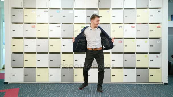 Joven Empresario Bailando al Aire Libre — Vídeos de Stock