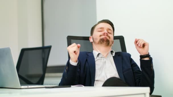 Jonge zakenman, luisteren naar muziek in Office — Stockvideo