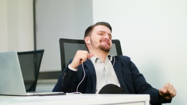 Jonge zakenman, luisteren naar muziek in Office — Stockvideo