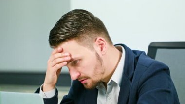 Yorgun bir genç işadamı fazla mesai