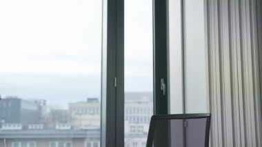 Odaya giren ve çalışmaya başlamadan Bisinesswoman