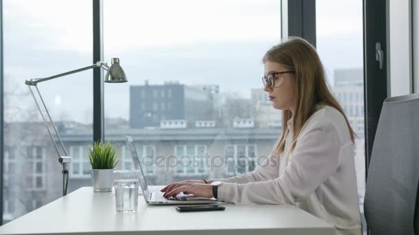 Bisinesswoman siedzi i wewnątrz za pomocą laptopa — Wideo stockowe
