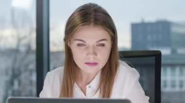 Genç güzel Bayan Laptop arıyorum
