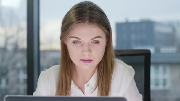 Joven hermosa dama mirando el ordenador portátil — Vídeos de Stock