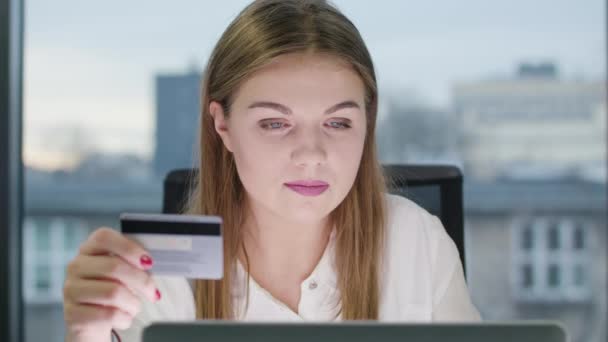 年轻漂亮的女士看着笔记本电脑 — 图库视频影像