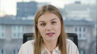 Konuşmak ve kapalı gülümseyen güzel Bayan