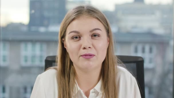 Hermosa dama hablando y sonriendo en el interior — Vídeos de Stock