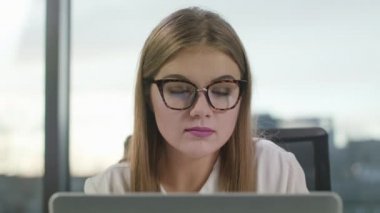 Genç Bayan Laptop arıyorum gözlüklü