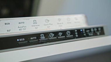 Düğmesini Kapalı bulaşık makinesi üzerinde iterek parmak