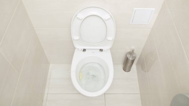 Flushing tuvalet. Tuvalet kase içine süzülmüş su