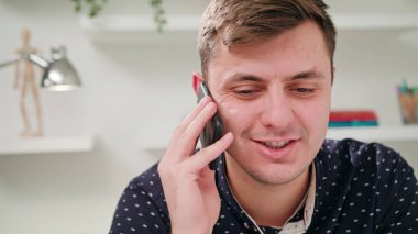 Mobil ofis konuşan bir genç adam