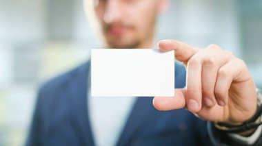 Boş bir kağıt parçası gösterilen Businesman