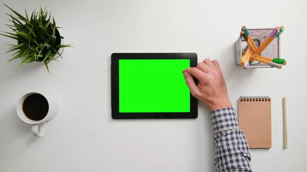 Палець на зеленому сенсорному екрані — стокове фото