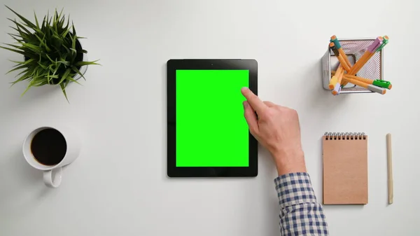 Палець на зеленому сенсорному екрані — стокове фото