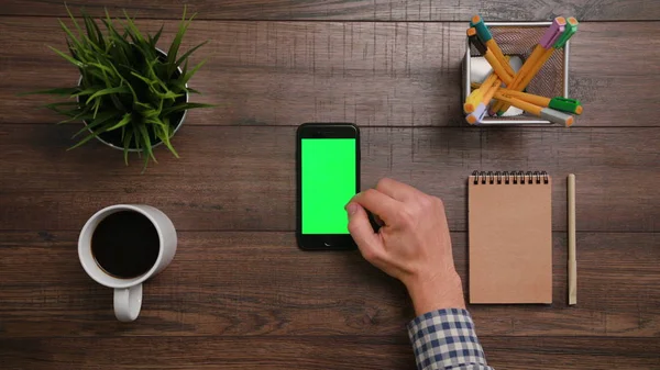 Bir parmak tomar üstünde Smartphone