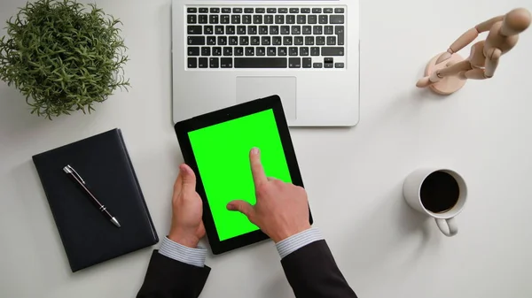 Bir adamın bir i-Pad ile yeşil bir ekran Holding eller
