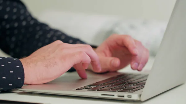 Чоловічі руки, що друкуються на ноутбуці . — стокове фото